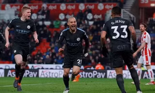 De Bruyne (trái) muốn cùng đồng đội đánh bại Man Utd rồi đăng quang tại Etihad. Ảnh: Reuters.