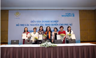 Nữ công nhân đảm nhận công việc lái xe nâng dỡ hàng hóa tại nhà máy Nestlé Bông Sen, tỉnh Hưng Yên