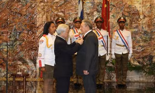 Tổng Bí thư Nguyễn Phú Trọng trao Huân chương Sao vàng tặng đồng chí Raul Castro Ruz - Ảnh: TTXVN