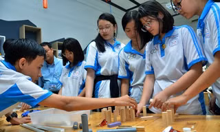 Học sinh Trường THPT Trần Hữu Trang trong giờ học STEM. Ảnh: TẤN THẠNH