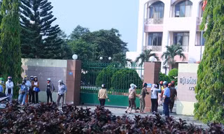 Cca tiêu thương kéo đến UBND TP Tam Kỳ sáng ngày 15-4. Ảnh Tr.Thường.