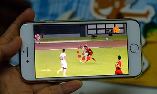 Một người dùng xem Asiad trên di động.