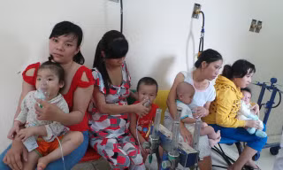 Trẻ nhiễm bệnh khi đến trường khiến hầu hết phụ huynh lo lắng