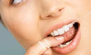 Nên xỉa răng bằng chỉ nha khoa hàng ngày.