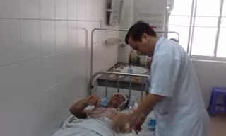 Bệnh nhân bị bỏng cồn đang được điều trị