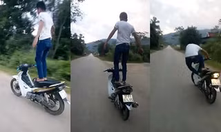 Hình ảnh về thanh niên đứng trên xe máy đang chạy. (Ảnh cắt từ clip)