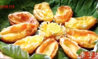 Món cánh hoa sen chiên giòn khác lạ của mỹ nữ Trung Quốc