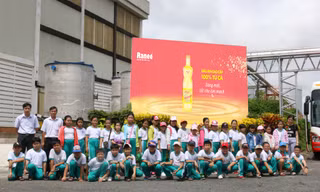 Các học sinh tham quan Nhà máy dầu ăn cao cấp 100% từ cá duy nhất tại Việt Nam và trên thế giới