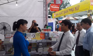 Ông Ngô Văn Quý, Thành ủy viên, Phó chủ tịch UBND Thành phố Hà Nội cùng đoàn đại biểu ghé thăm gian hàng Nhà sách Tiền Phong