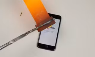 'Tra tấn' iPhone 7 bằng vàng nóng chảy