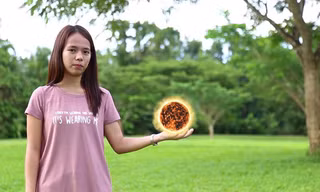 Andales giải thích Thuyết tương đối một cách dễ hiểu. Ảnh cắt từ clip.