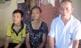 Thủ khoa ĐH Bách khoa TP HCM bên mẹ già và người cha. Ảnh: Đức Hùng.