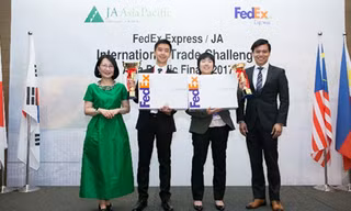 Songen Yeung từ Úc và Manson So từ Hong Kong đã chiến thắng tại cuộc thi Thách Thức Thương Mại Quốc Tế FedEx Express / JA 2017 vòng chung kết châu Á Thái Bình Dương. Từ trái sang phải: Vivian Lau, Chủ tịch, JA Châu Á Thái Bình Dương; Người chiến thắng giả