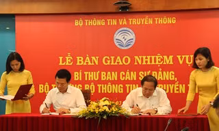Đồng chí Trương Minh Tuấn và đồng chí Nguyễn Mạnh Hùng ký Biên bản bàn giao nhiệm vụ Bí thư Ban cán sự Đảng và Biên bản bàn giao nhiệm vụ, quyền hạn của Bộ trưởng TT&TT và chức năng, tổ chức bộ máy Bộ TT&TT (giai đoạn từ tháng 4/2016 đến tháng 7/2018)