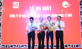 Ông Lê Thanh Thuấn (bìa phải) - Chủ tịch Tập đoàn Sao Mai chúc mừng Ban Giám đốc công ty MIF