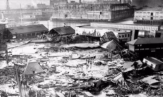 "Trận lụt mật mía" xảy ra ở Boston, Mỹ năm 1919 khiến 21 người chết và 150 người bị thương. Ảnh: AP.