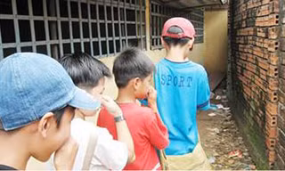 Nhà vệ sinh trường học ở nhiều vùng nông thôn và miền núi là nỗi ám ảnh của học sinh (Ánh: Báo An ninh Thủ đô) 