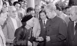 Tổng Bí thư Đỗ Mười nói chuyện thân mật với nhân dân xã Lê Lợi, huyện Thường Tín (Hà Tây cũ), ngày 1/11/1992. (Ảnh: Xuân Lâm/TTXVN)