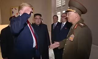 Ông Trump chào kiểu nhà binh với tướng No Kwang Chol. Ảnh: KCTV.