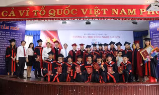 Các tân thạc sỹ chụp hình lưu niệm tại buổi lễ