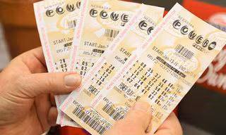 Vé xổ số Powerball. Ảnh: News