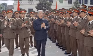 Tổng Bí thư Đỗ Mười thăm Học viện Quốc phòng. (Ảnh: Xuân Lâm/TTXVN)