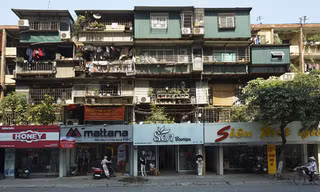Trên phố Phạm Ngọc Thạch, những cửa hàng mặt tiền được chăm chút nhiều màu sắc, sáng sủa, trái ngược với những lồng sắt lô nhô bên trên.