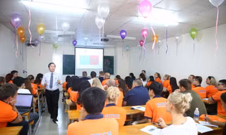 Sinh viên chương trình Đại học đào tạo bằng tiếng Anh sử dụng tiếng Anh là ngôn ngữ giảng dạy và giao tiếp chính