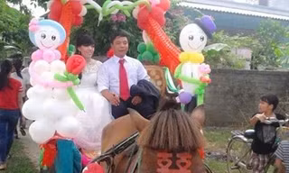 Hình ảnh chú rễ rước dâu bằng xe ngựa đang thu hút sự chú ý của cộng đồng mạng. 