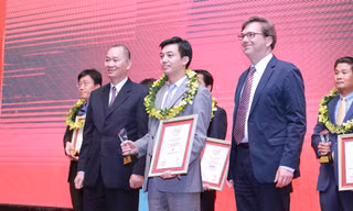 Ông Vũ Văn Thắng (giữa) – Phó Tổng Giám đốc Bảo hiểm PVI nhận Giấy chứng nhận từ Ban tổ chức