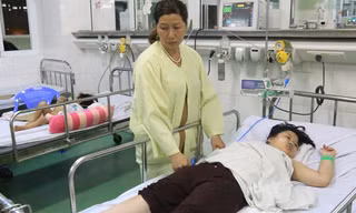 Các cháu bé trong vụ lật tàu điều trị tại bệnh viện Phụ sản – Nhi Đà Nẵng.