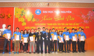 Tặng 100 suất quà tết cho sinh viên có hoàn cảnh khó khăn