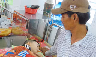 Bé Duy đang điều trị tại bệnh viện. Ảnh: Thanh Lam.
