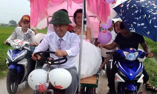 Chiếc "xe mui trần" chở cô dâu, chú trể nổi bật giữa đường quê trong ngày mưa