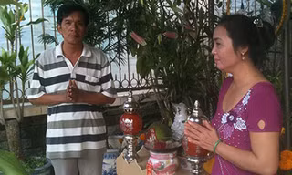 Trúng 5 tờ vé số độc đắc, vợ chồng anh Huỳnh Thanh Dũng và chị Võ Thị Kim Yến luôn tìm cách giúp người khó khăn. 