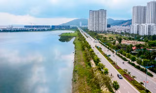 Halong Marina nằm ngay sát bờ vịnh di sản thiên nhiên tuyệt tác.