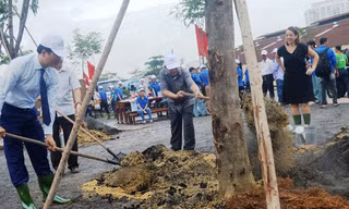 Lãnh đạo Sở GTVT TPHCM cùng thiếu nhi quận 2 trồng cây sáng 10/6.