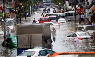 Taxi 'bơi' trên đường Phan Huy Ích (quận Tân Bình) sáng 26/11. Ảnh: Quỳnh Trần