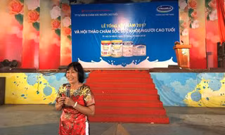 Bác sĩ Lê Kim Huệ, Nguyên Trưởng khoa Truyền thông Giáo dục sức khỏe, Trung tâm dinh dưỡng Tp. Hồ Chí Minh tư vấn sức khỏe cho người cao tuổi. Ảnh: Vinamilk