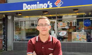 Nathaniel Bolwell trước cửa hàng bán pizza của Domino. 