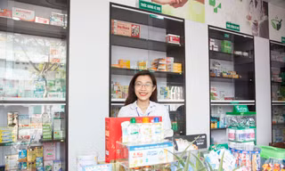 Dược sĩ Đỗ Thị Hải Quỳnh tại Nhà thuốc Đại học của ĐH Duy Tân