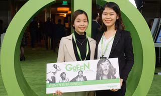 Sinh viên Đoàn Thị Thu Hà (bên trái) và Nguyễn Thị Thanh nhận giải Women in Business Global Award tại Mỹ
