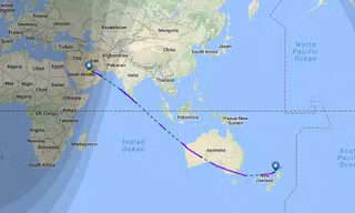 Đường bay của chuyến bay mang số hiệu QR920 từ Doha tới Auckland. Ảnh: Inverse.