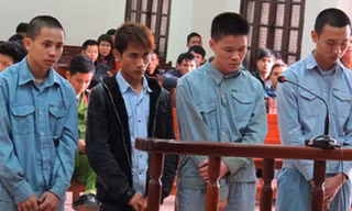 Bốn học sinh tại tòa. 