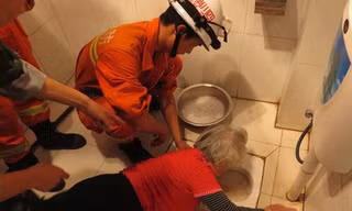 Các nhân viên cứu hộ đang nỗ lực giải thoát cho bà Trương.