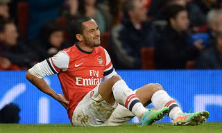 Theo Walcott lại tái phát chấn thương