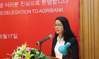  Bà Nguyễn Thị Phượng - Phó Tổng Giám đốc Agribank phát biểu chào mừng Đoàn công tác Ngân hàng Nonghyup Hàn Quốc