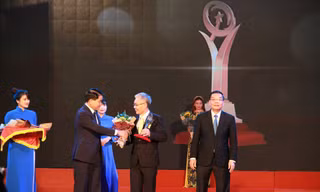 Ông Kiều Minh Lực, Phó Tổng Giám đốc C.P. Việt Nam nhận giải mảng chăn nuôi heo