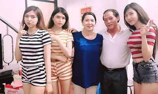 Bức ảnh gia đình với ba cô con gái xinh đẹp thu hút sự quan tâm trên mạng.