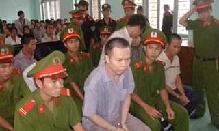 Hai Chi tại phiên toà xét xử y và đồng bọn.